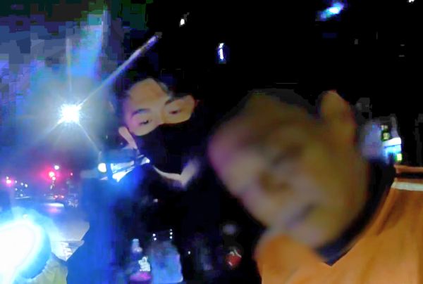 深夜男搖搖晃晃走車道　鳳警好心關懷一查竟是通緝犯2